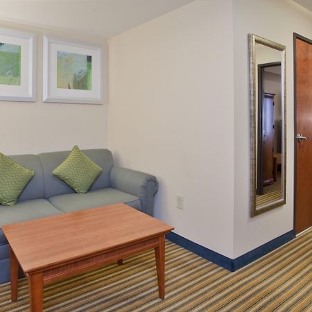 Holiday Inn Express Hotel & Suites Fredericksburg By Ihg Buitenkant foto
