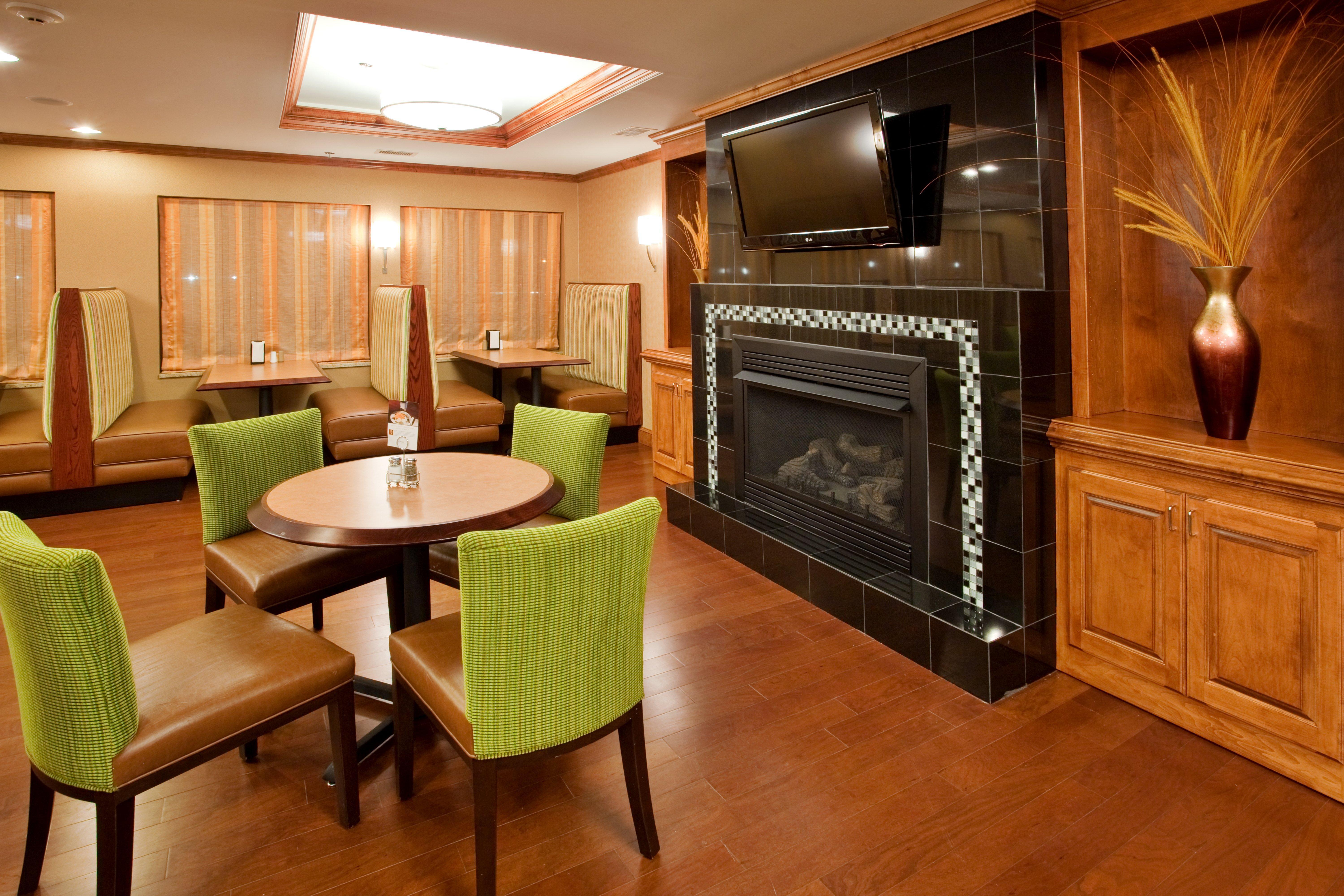 Holiday Inn Express Hotel & Suites Fredericksburg By Ihg Buitenkant foto