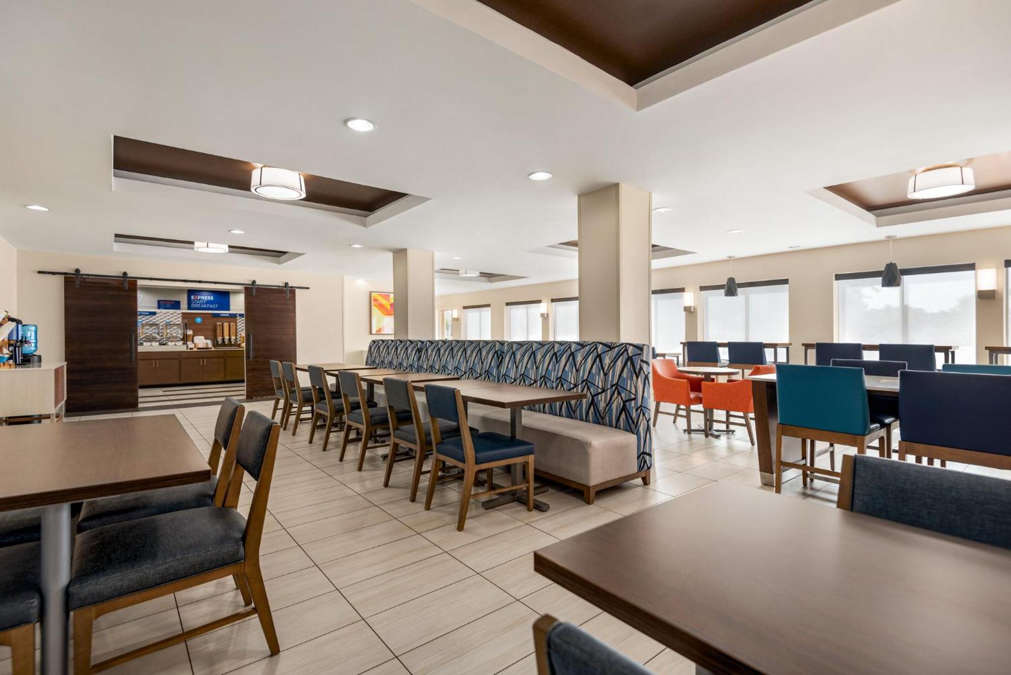 Holiday Inn Express Hotel & Suites Fredericksburg By Ihg Buitenkant foto