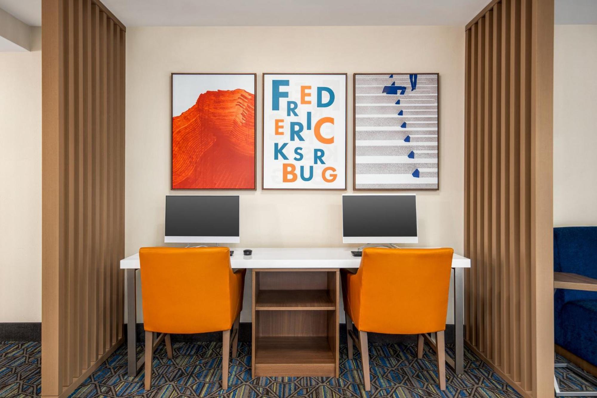 Holiday Inn Express Hotel & Suites Fredericksburg By Ihg Buitenkant foto