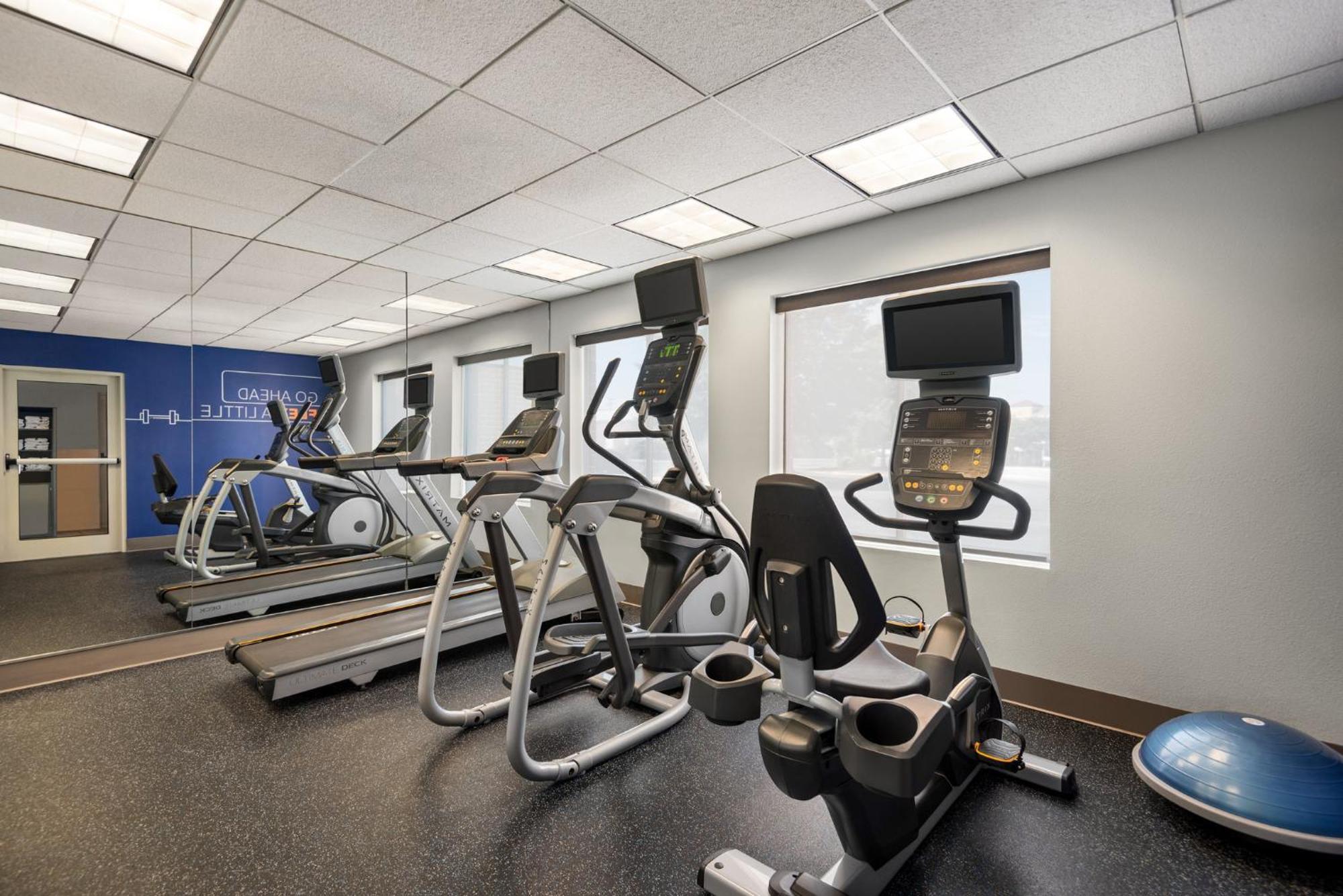 Holiday Inn Express Hotel & Suites Fredericksburg By Ihg Buitenkant foto