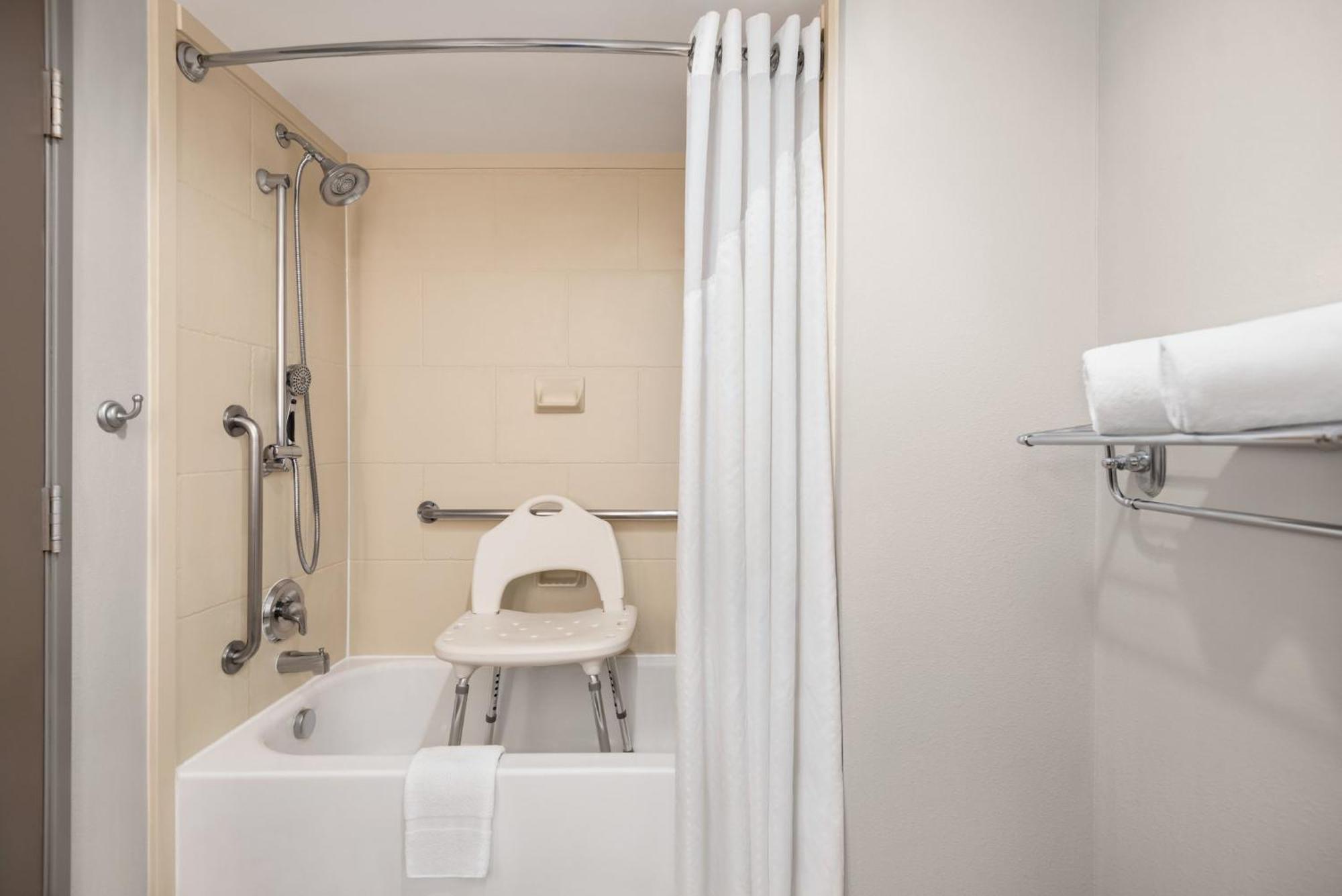 Holiday Inn Express Hotel & Suites Fredericksburg By Ihg Buitenkant foto
