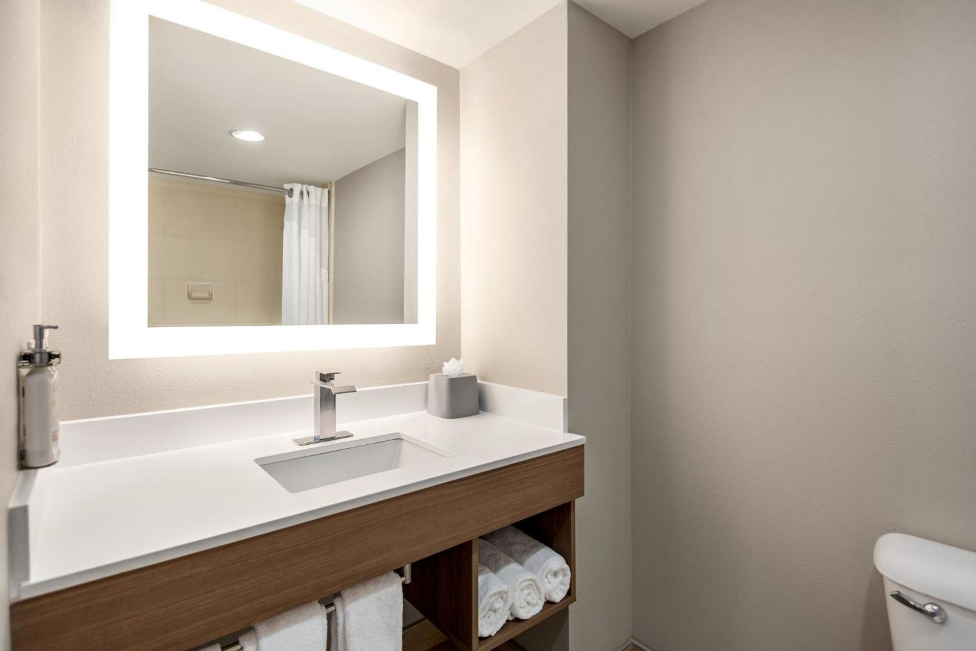 Holiday Inn Express Hotel & Suites Fredericksburg By Ihg Buitenkant foto