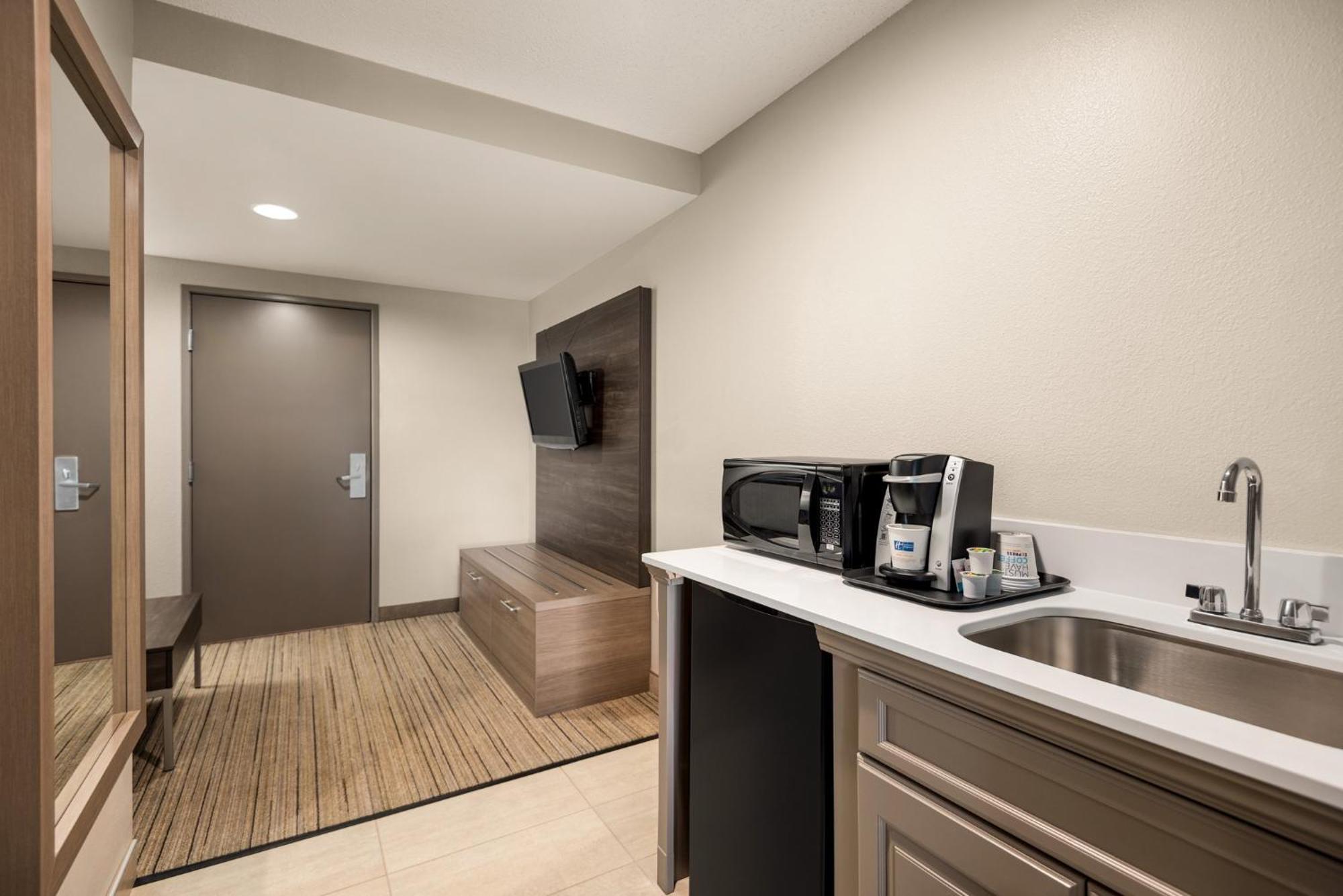 Holiday Inn Express Hotel & Suites Fredericksburg By Ihg Buitenkant foto