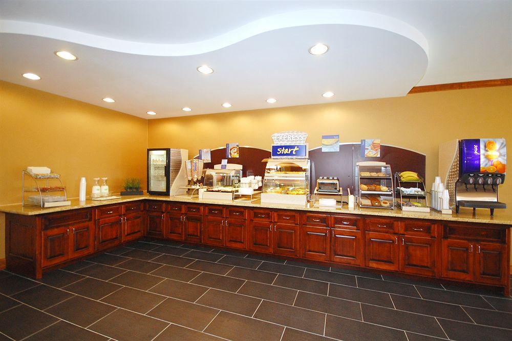 Holiday Inn Express Hotel & Suites Fredericksburg By Ihg Buitenkant foto