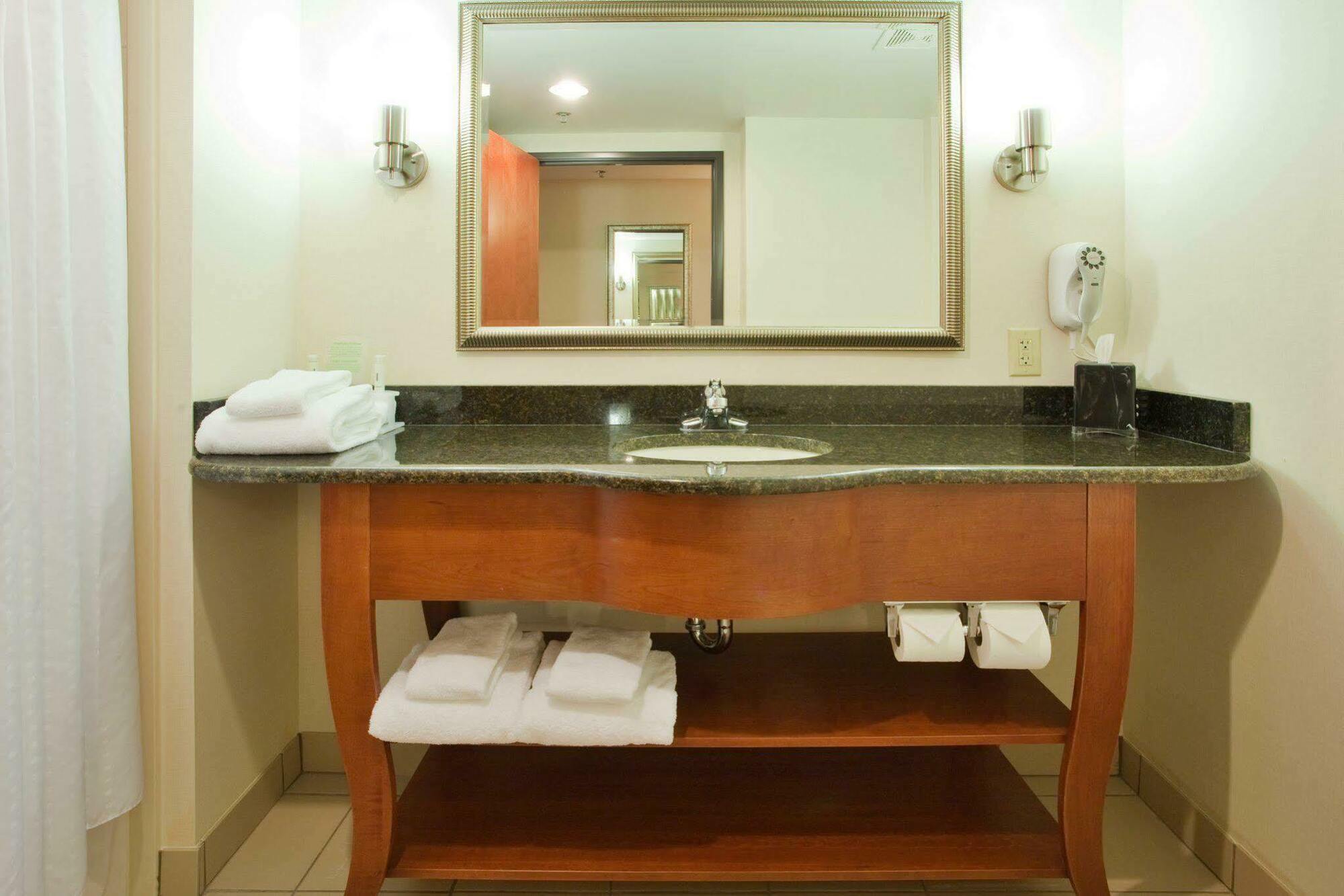 Holiday Inn Express Hotel & Suites Fredericksburg By Ihg Kamer foto